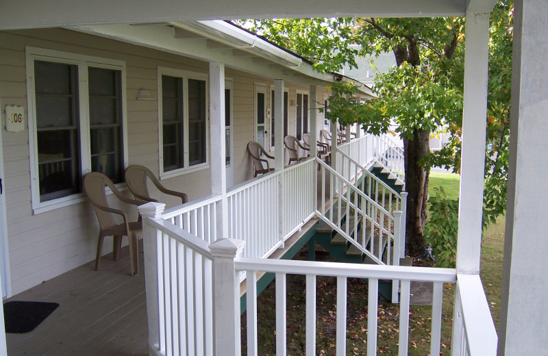 Exterior view of Highland Lake Resort.