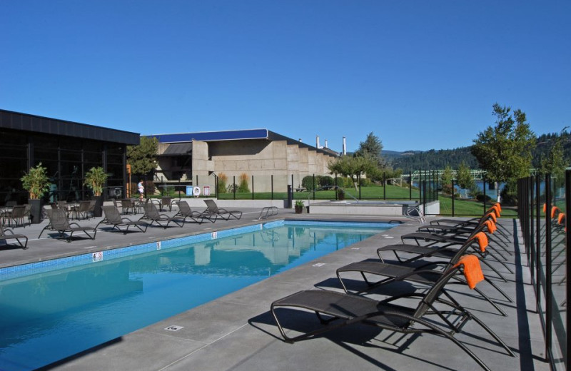 Pool And Lounge Chairs at  Hood River Inn 