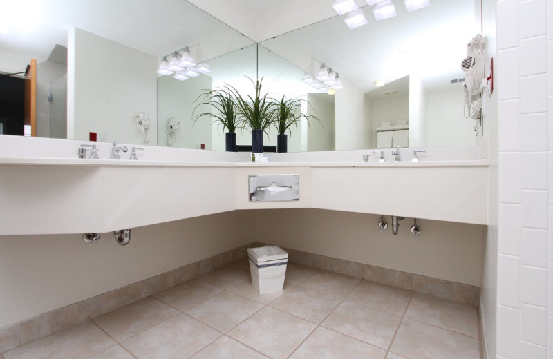 Guest bathroom at Bay Pointe Inn Lakefront Resort.