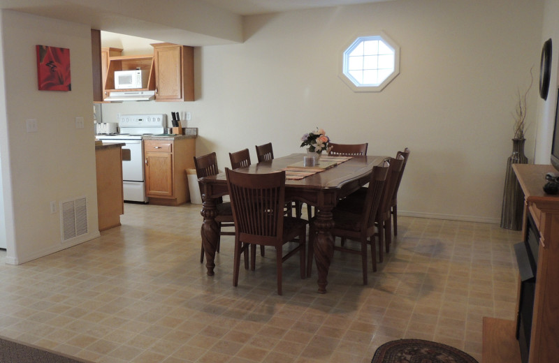 Spacious dining area at the Timber Oaks cottage at Tribesman Resort.