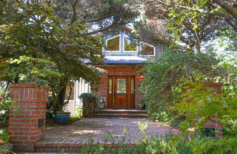 Exterior view of Floras Lake House By The Sea.