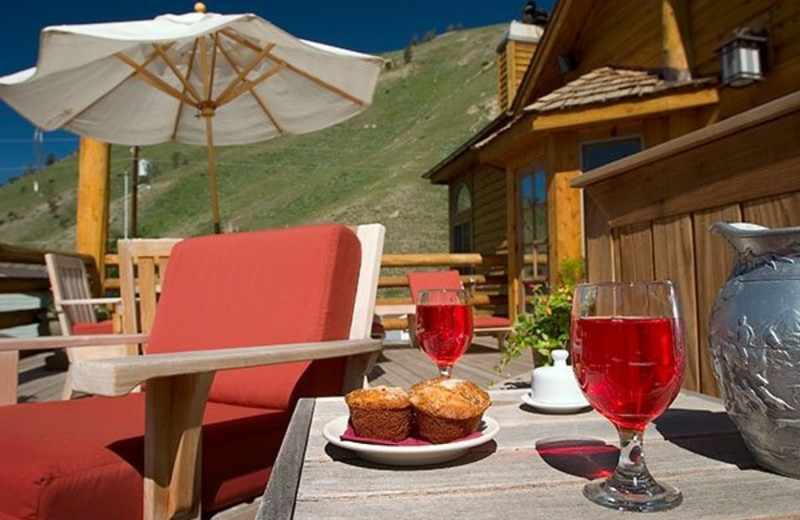 Outdoor patio at Rusty Parrot Lodge.