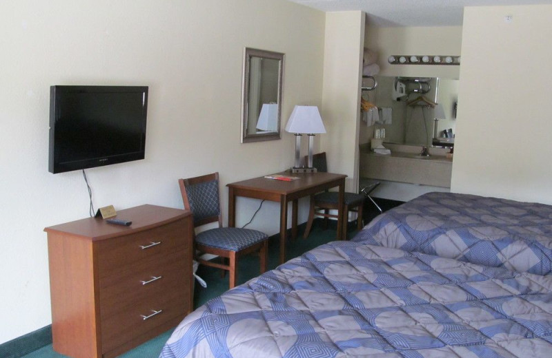 Guest room at Castle Rock Resort and Waterpark.