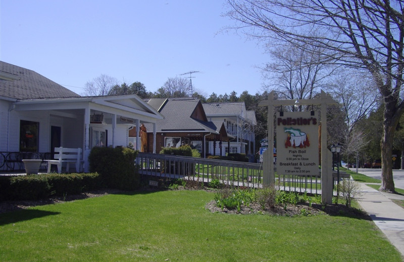 Restaurants near Parkwood Lodge.