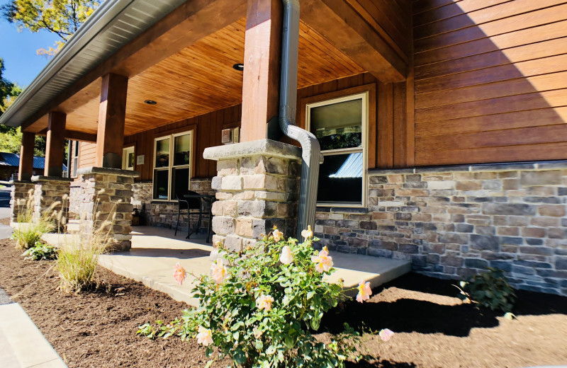 Exterior view of Sojourner's Lodge & Log Cabin Suites.