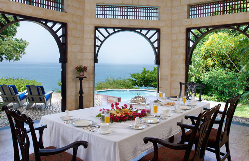 Guest dining at Bluefields Bay Villas.