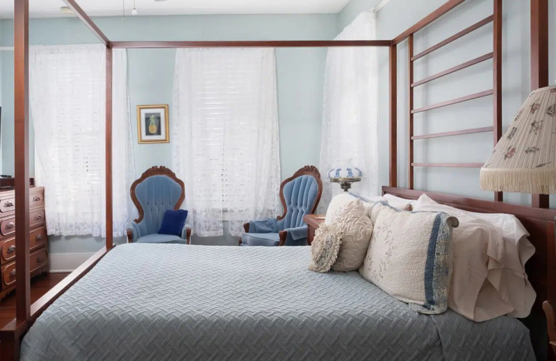 Guest room at Victorian House Bed 