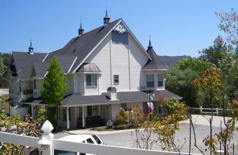 Exterior view of Hounds Tooth Inn.