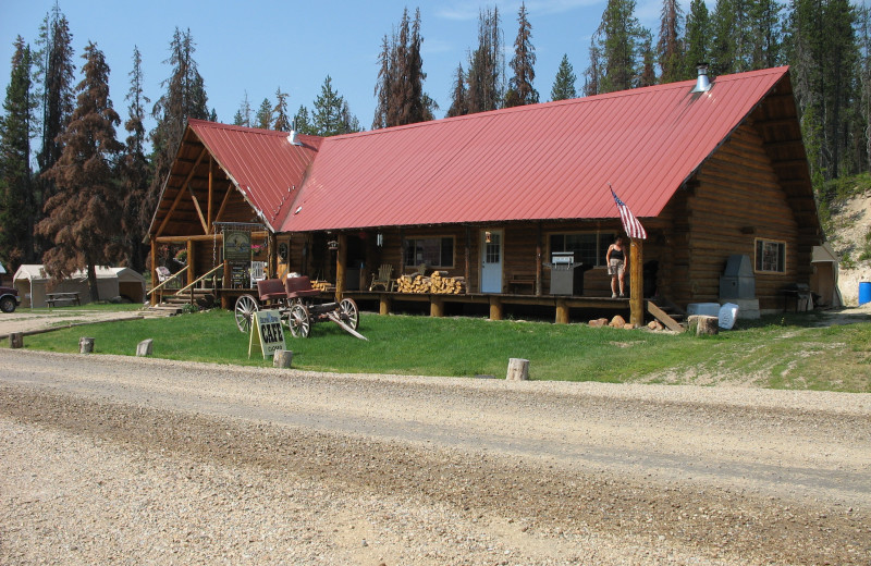 Exterior view of Silver Spur Outfitters.