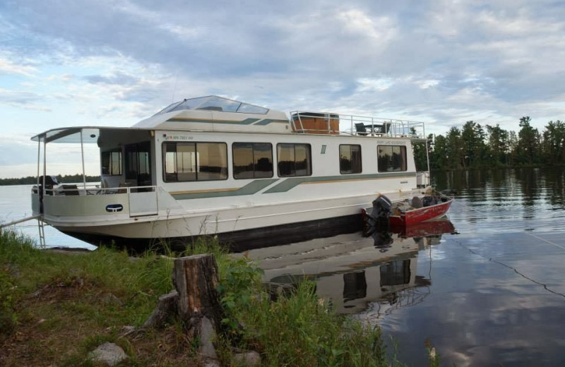 Houseboat exterior at Rainy Lake Houseboats.