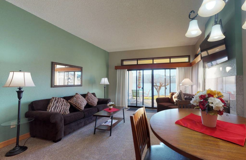 Guest room at Lake Chelan Shores Resort.