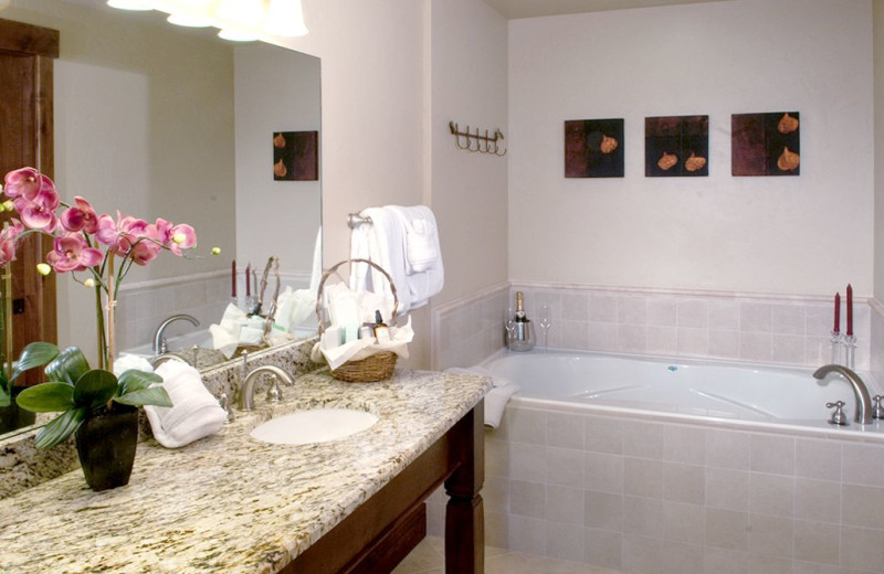 Guest bathroom at Grand Lodge on Peak 7.