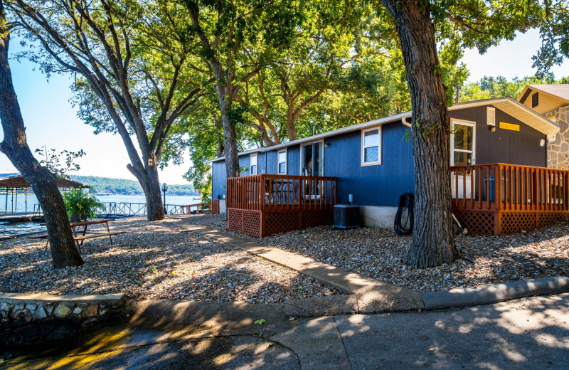 Lakefront cabins at Point View Resort