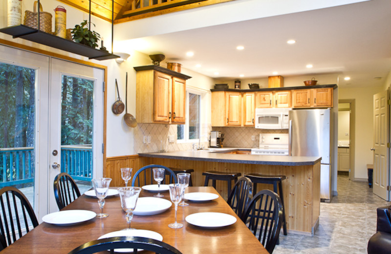 Rental kitchen and dining at Luxury Getaways.