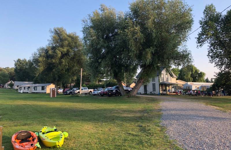 Exterior view of Pinehurst Motel & Cottages.