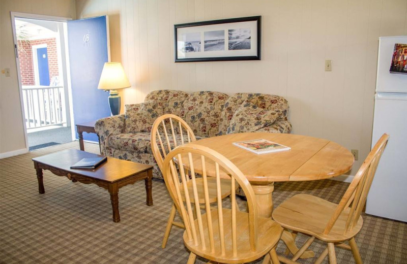 Guest living room at Colonial Inn.