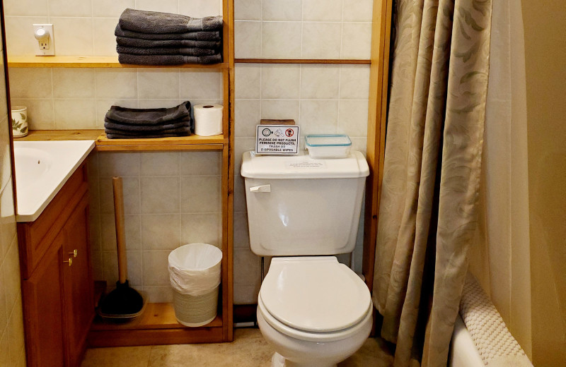 Cottage bathroom at Expanse Cottages.