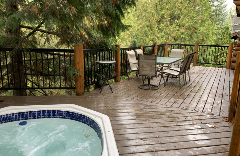 Rental hot tub at Fernie Central Reservations.