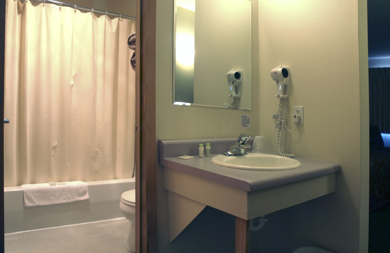 Guest bathroom at Ninepipes Lodge.