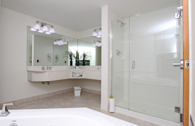 Guest bathroom at Bay Pointe Inn Lakefront Resort.