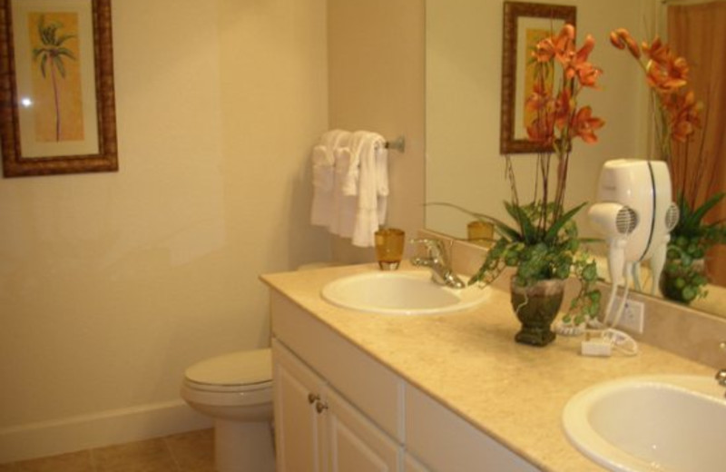 Vacation rental bathroom at Elite Vacation Homes.