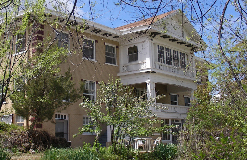 Exterior view of Riverside Hot Springs Inn & Spa.