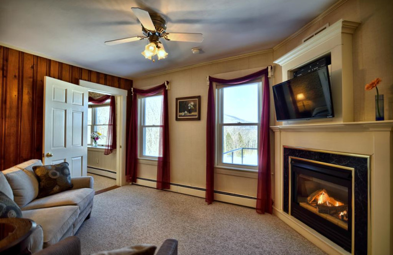 Guest living room at Darby Field Inn.