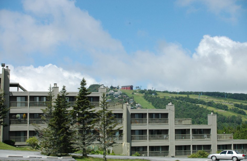 Exterior view of Pinnacle Inn Resort.