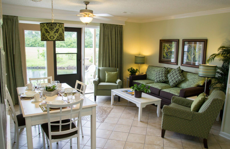 Guest living room and dining at Plantation Resort.