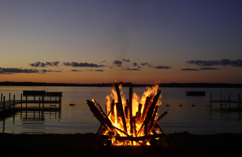 Bonfire by the lake at Timber Bay Lodge & Houseboats.