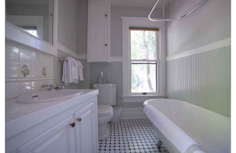 Guest bathroom at Inn At The Gorge.