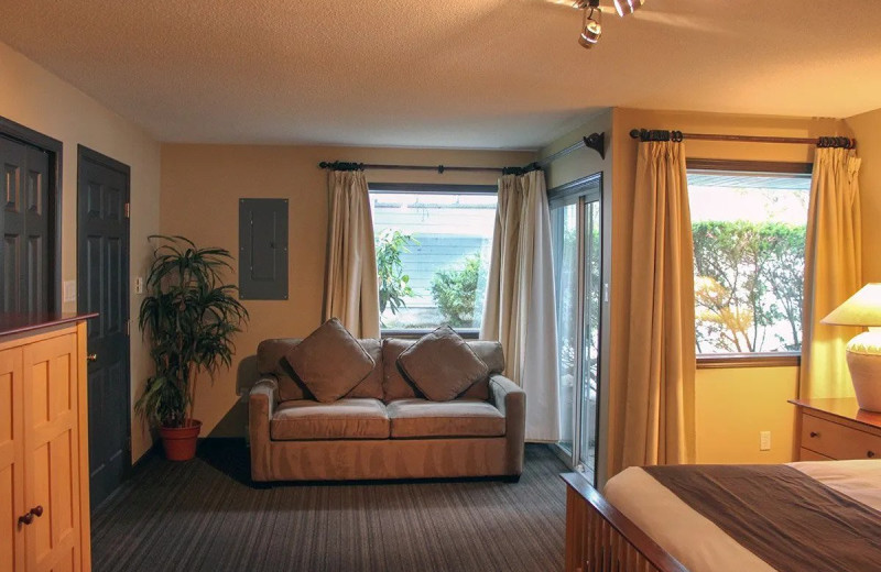 Guest room at Pacific Shores Resort 