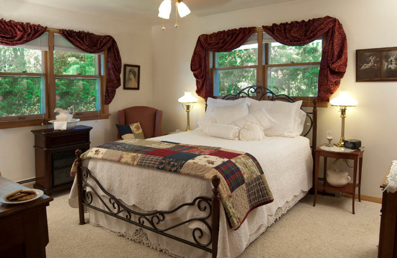 Cabin Bedroom at Bowman's Oak Hill Bed and Breakfast