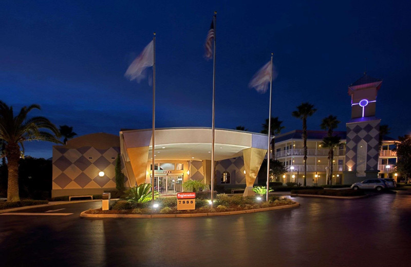 Exterior view of Clarion Suites Kissimmee-Orlando Maingate.