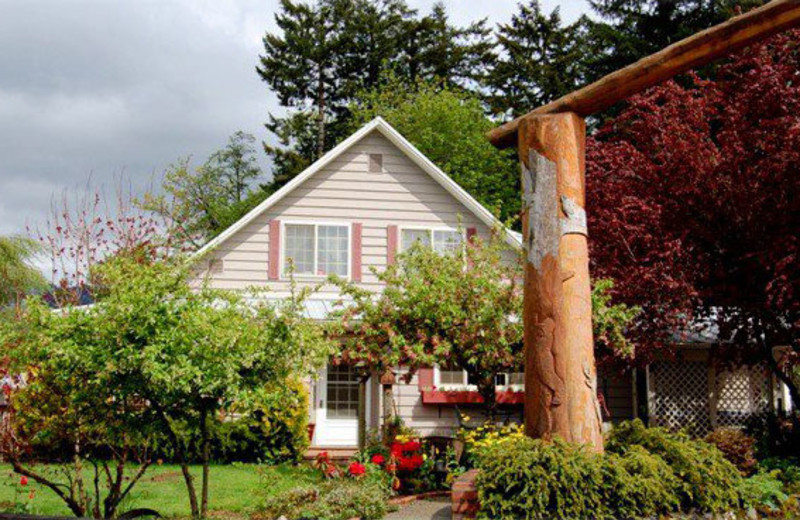 Exterior View of Ovenell's Heritage Inn