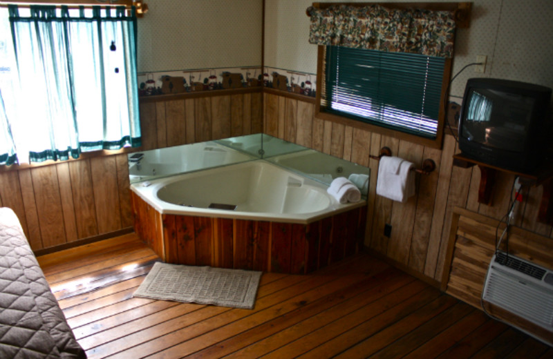 Cabin hot tub at Lindsey's Rainbow Resort.