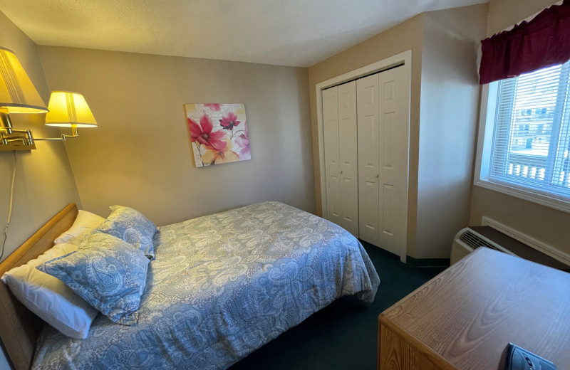 Guest bedroom at Misty Harbor & Barefoot Beach Resort.