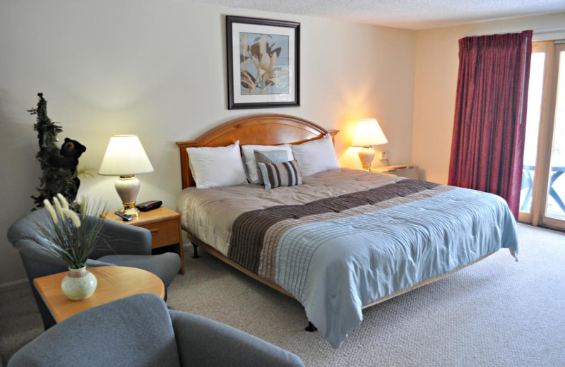 Guest bedroom at Nordic Village Resort.