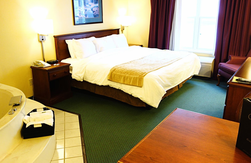 Hot tub guest room at Country Inn River Falls.