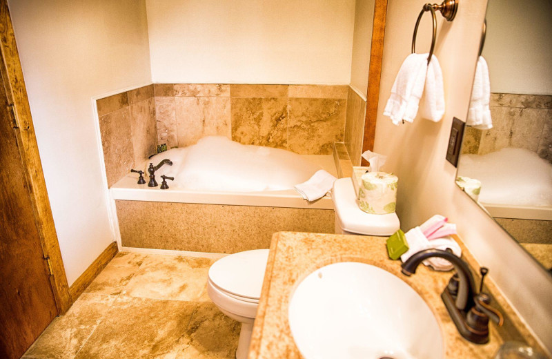 Guest bathroom at The Lodges at Gettysburg.