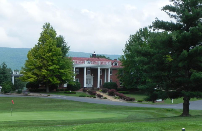 Exterior of Shenvalee Golf Resort.