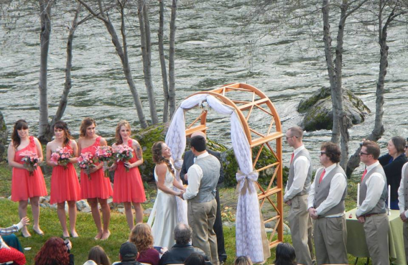 Wedding by the river at Strawhouse Resorts.