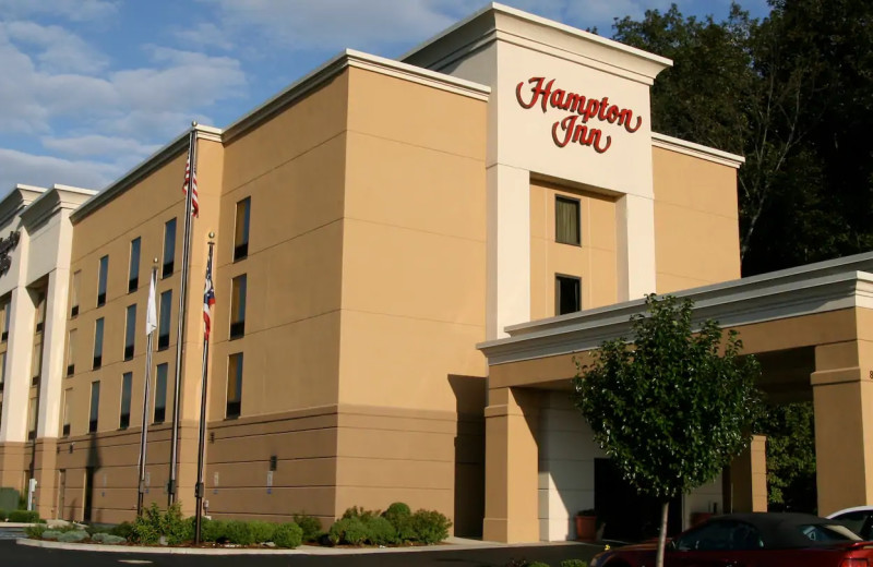 Exterior view of Hampton Inn Cambridge, OH.