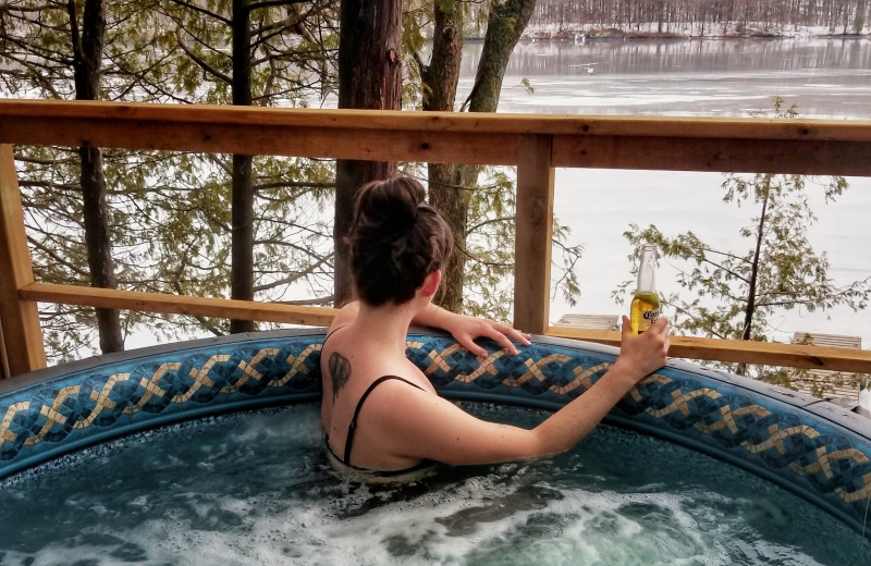 Hot tub at Bobs Lake Cottages.