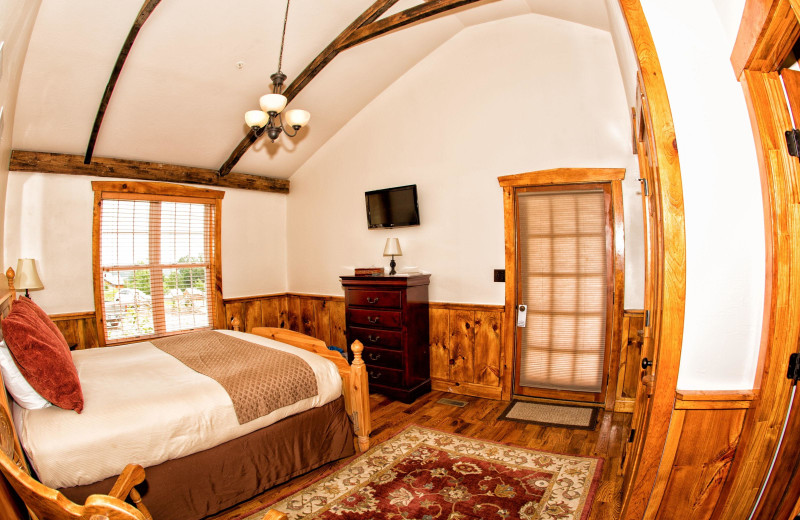 Guest bedroom at The Lodges at Gettysburg.