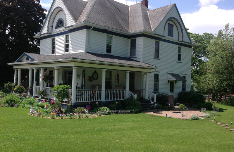 Exterior view of Country Haven B&B.