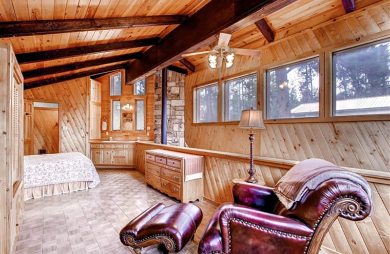 Bear Country Cabin bedroom at Hummingbird Cabins.