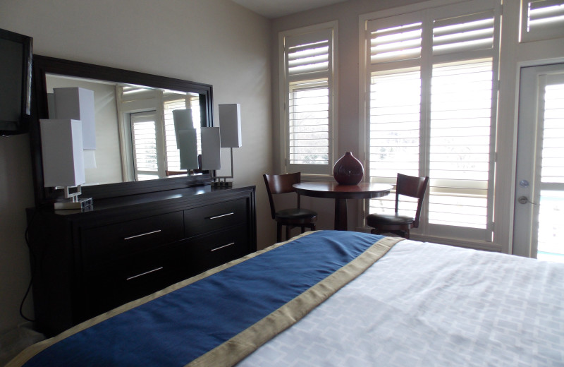 Guest room at Fairway Suites At Peek'n Peak Resort.