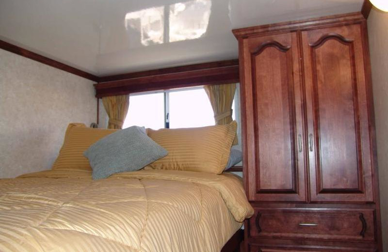 The 75' Platinum houseboat bedroom at Antelope Point.