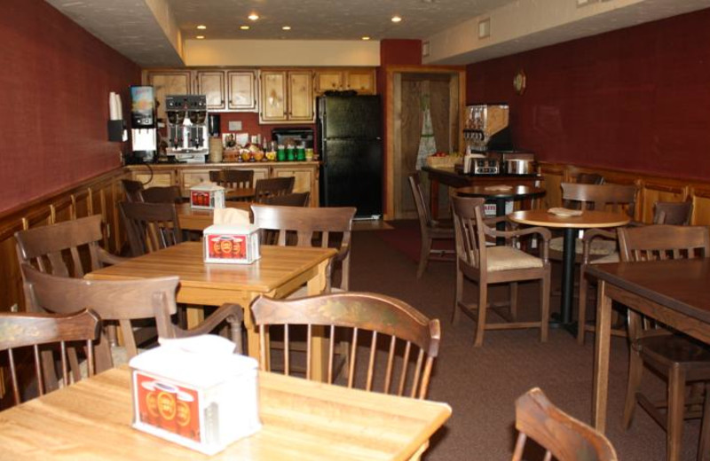 Dining room at Outback Roadhouse Inn.